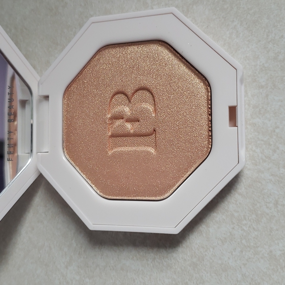 Fenty Beauty Hustla Baby highlighter